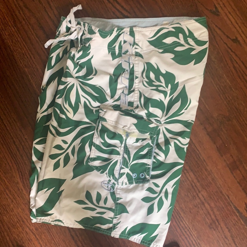 Kirra Boardshorts size 32